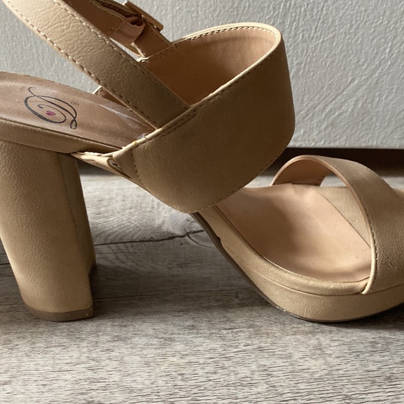 Shoes - Picture 5 of 7